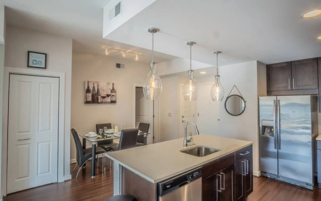 2 Bedroom Modern Apartment Near Buckhead Station