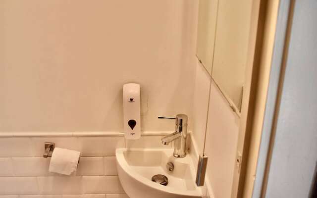 Newly Renovated 2 Bedroom Georgian House in Fairview