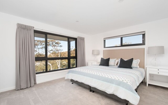 Hilltop Hideaway - Breathtaking views, moments to beach!