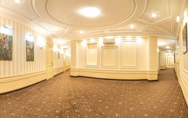 Vintage Hotel on French Boulevard