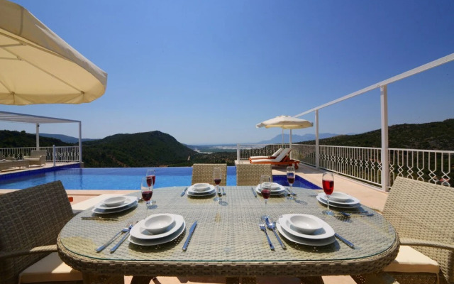 Villa Oscar by Akdenizvillam