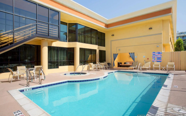 Holiday Inn Express Newport Beach by IHG