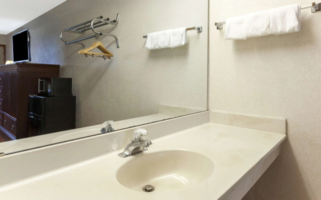 Days Inn by Wyndham Maumee/Toledo