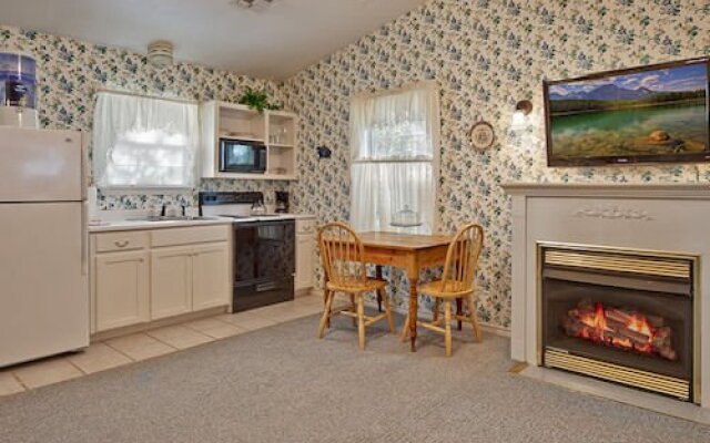 Outdoor Pool and Hot Tub Retreat - Enchanting Luxurious Haven