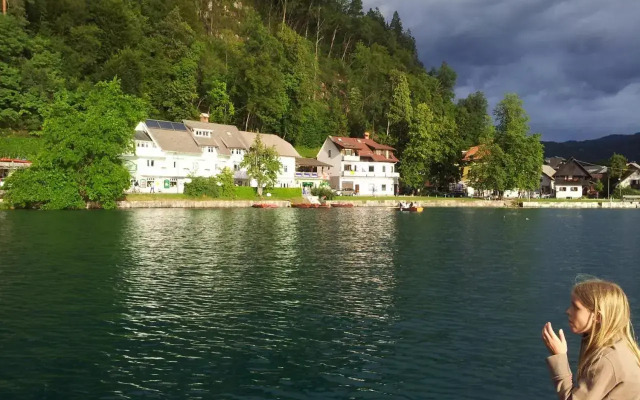 Pletna Lake View Apartment (Ground Floor)