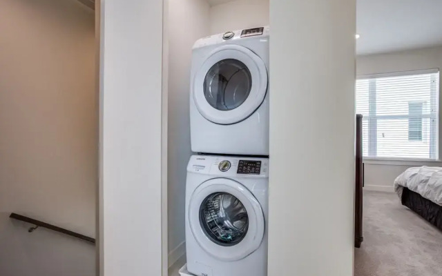 Modern Dallas TownHome 2 BR fully furnis