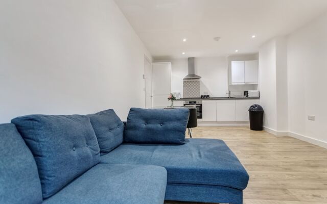Central 1-bed Apartment in Slough Sleeps 3!