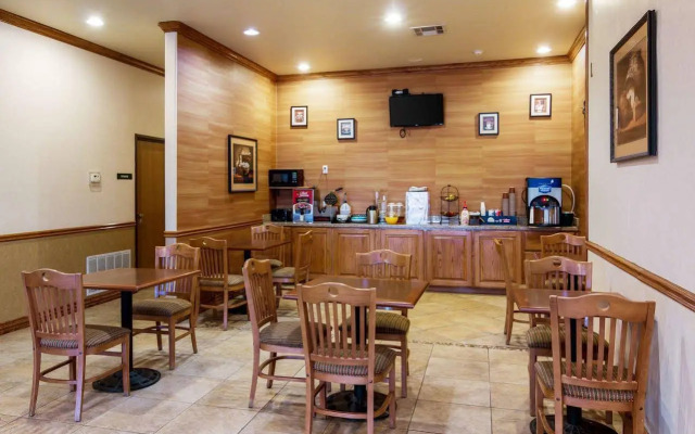 Econo Lodge Inn & Suites Bridgeport