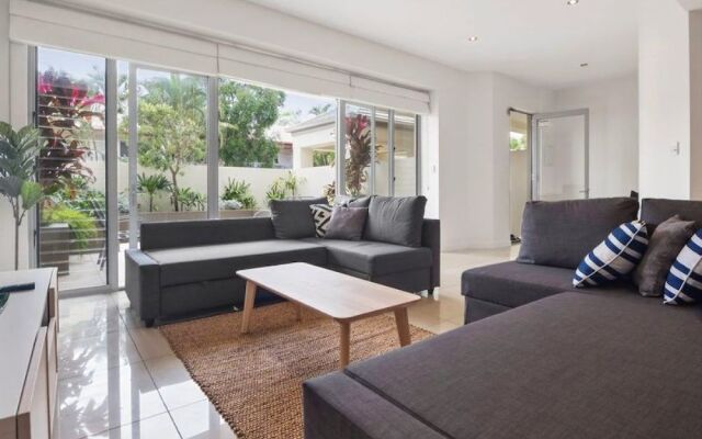 Luxury Townhouse 250m to the Beach