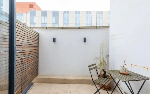 Chic 1BD Flat W/patio - 2 Mins From Baron's Court!