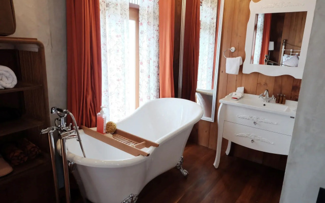Rimrabeang Amphawa Cafe and Suite