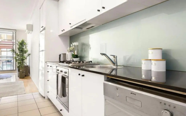 A Modern & Stylish Studio Next to Darling Harbour – Kitchen – Sydney