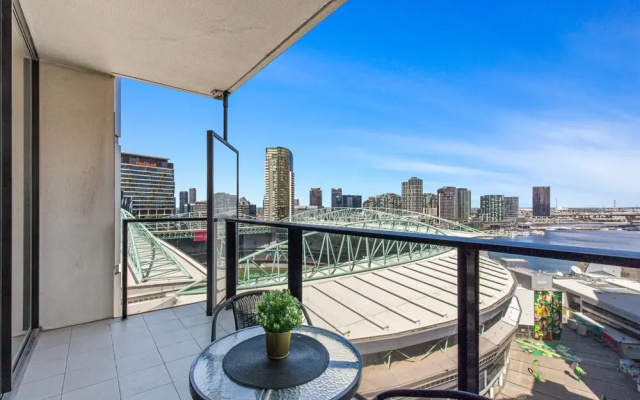 Chic 1-bed With Harbour Views & Pool by Tram Line
