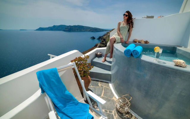 Kima Oia Suites