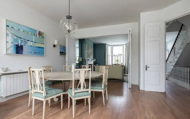 Granard Road by Onefinestay