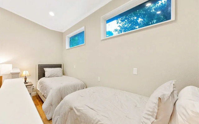 Heart of Fredericksburg w/Pool,Hot-Tub&Grill