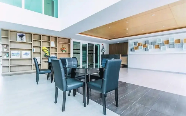 A713 Discount Rooftop Pool Cable TV Kitchen Aircon