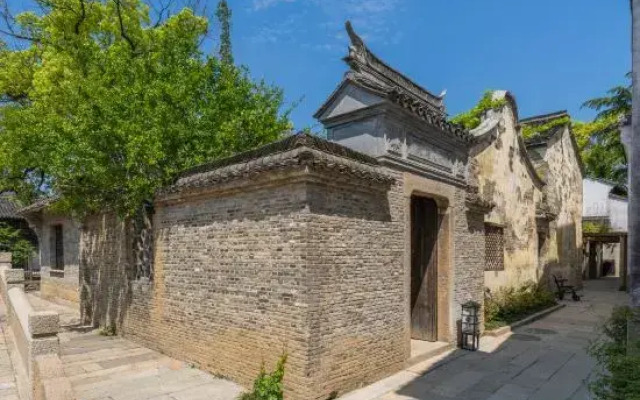 Puyuan fashion ancient town theme inn