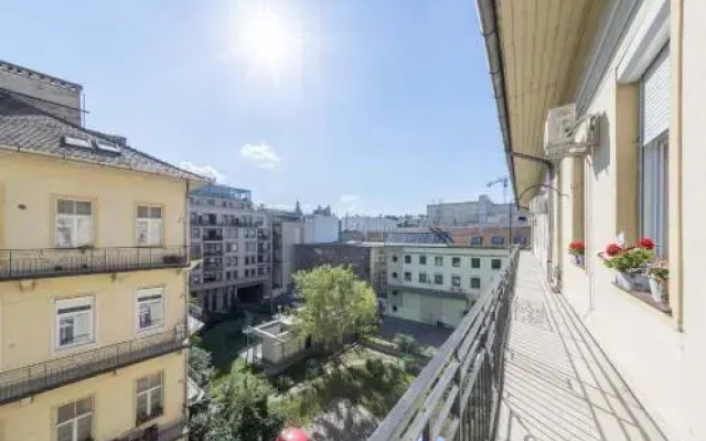 Luxury Central Apartment