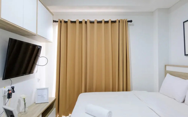 Cozy Studio Apartment with Smart TV at Springwood Residence