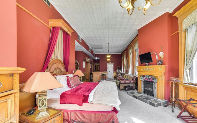 Downtown Yankton Suite: Walk to Restaurants!