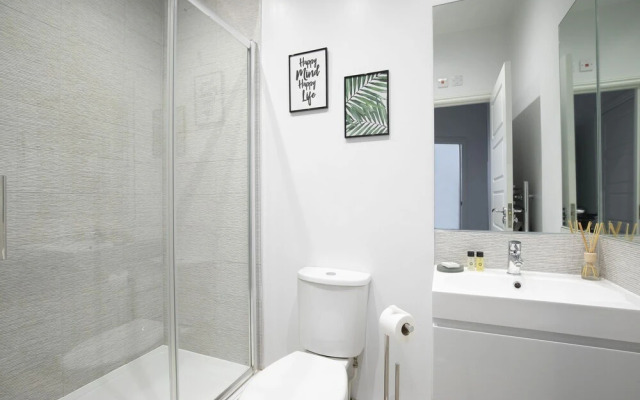 Elliot Oliver - Stylish 2 Bedroom Town Centre Apartment