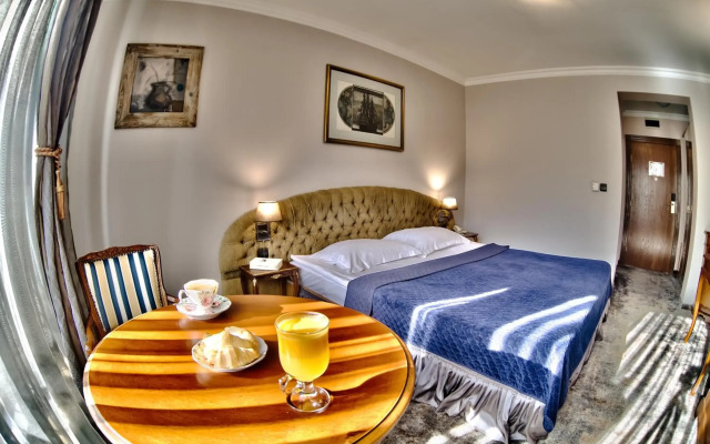 Meg Lozenetz Hotel