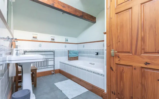Haworth Village House - Sleeps 6, Parking & Pets!