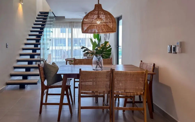 4 Bedroom Beach Penthouse w Private Rooftop
