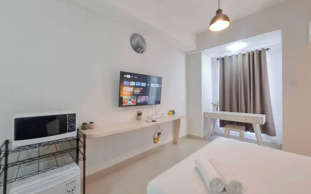 Comfortable And Homey Studio Room At Barsa City Apartment