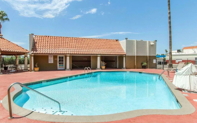 Econo Lodge Inn & Suites