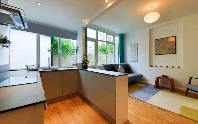 Bright and Spacious 1 Bed Flat With Garden