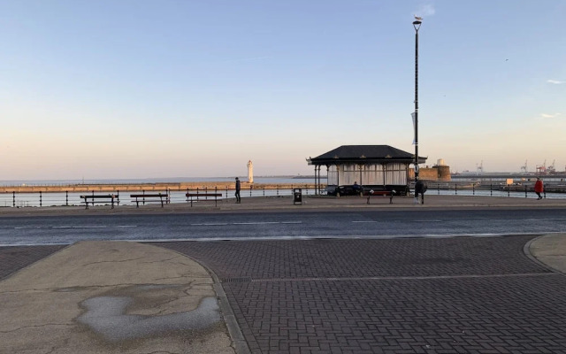 Lovely 2-bed Apartment in Wallasey, Sleeps 4