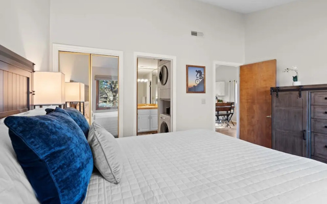 Hikers Hideaway Cozy Resort Condo w/ Pool & More