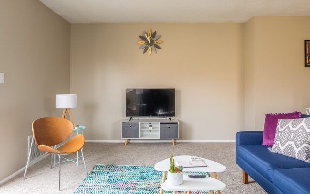 2 Bedroom Apartment w/ Pool, Balcony & WiFi by Frontdesk