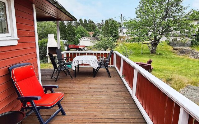 10 Person Holiday Home in Staubø