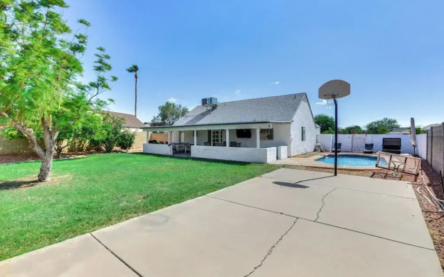 Glendale Home w/ Pool, Basketball + Bbq!