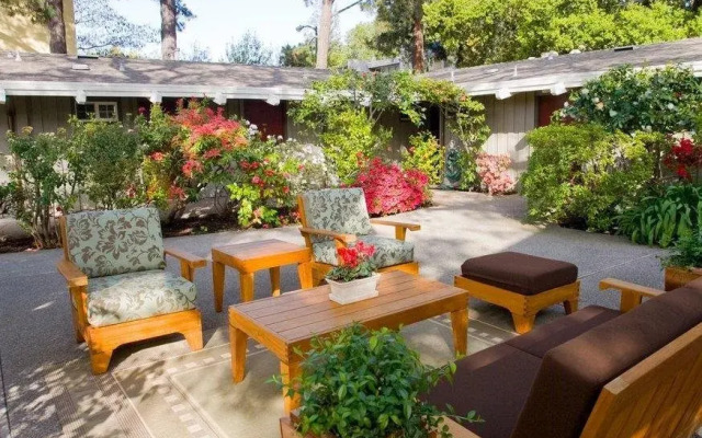 Red Cottage Inn & Suites