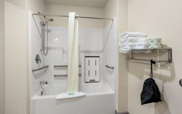 Cobblestone Hotel & Suites - De Pere/Green Bay