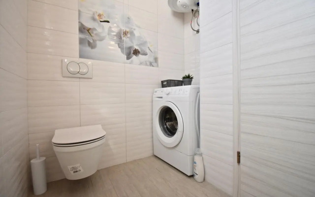 Bright and spacious apartment with grill ***