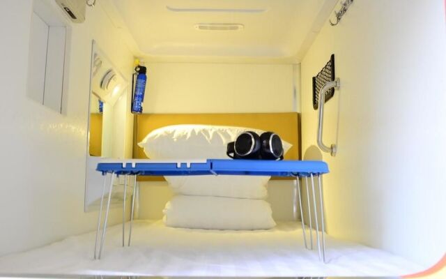 Simple Capsule Hotel