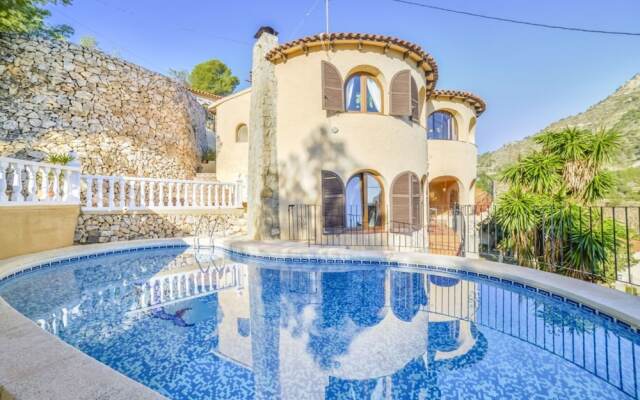 Villa - 4 Bedrooms with Sea views - 104991