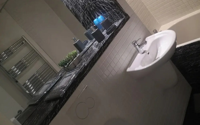 Historic 1 Bed Apartment in Iconic Mills