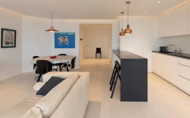 Apartment on Zeedijk With Sea View