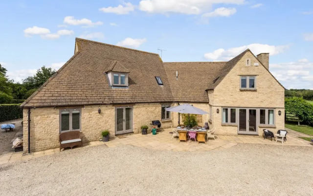 Spacious & Stylish Cotswold Family home