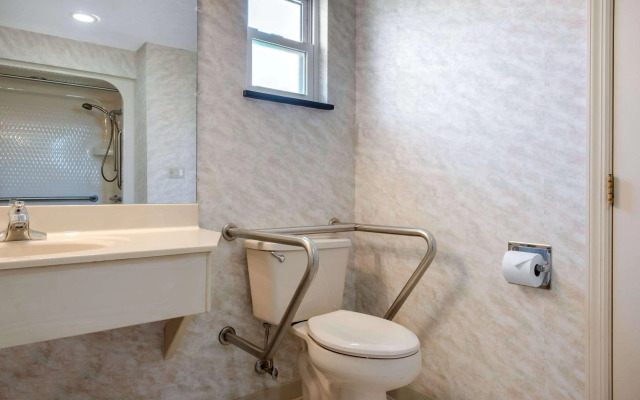 Quality Inn Breeze Manor