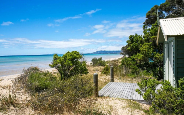 The Sanctuary: Stunning. Hot tub spa + Linen