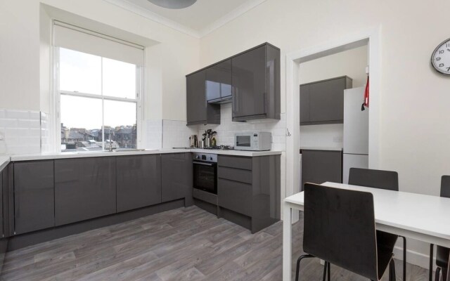 Elegant 3 Bedroom Central Apartment W/Castle View