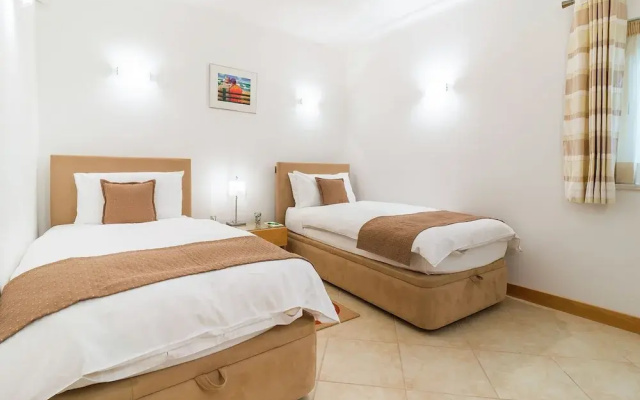 Luxurious Apartment in Lagos with Swimming Pool & Hot Tub