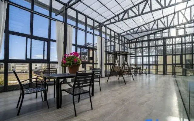 Floral Hotel · Vista Seek Oxygen-Rich View Hotel (Songzanlin Scenic Area Branch)